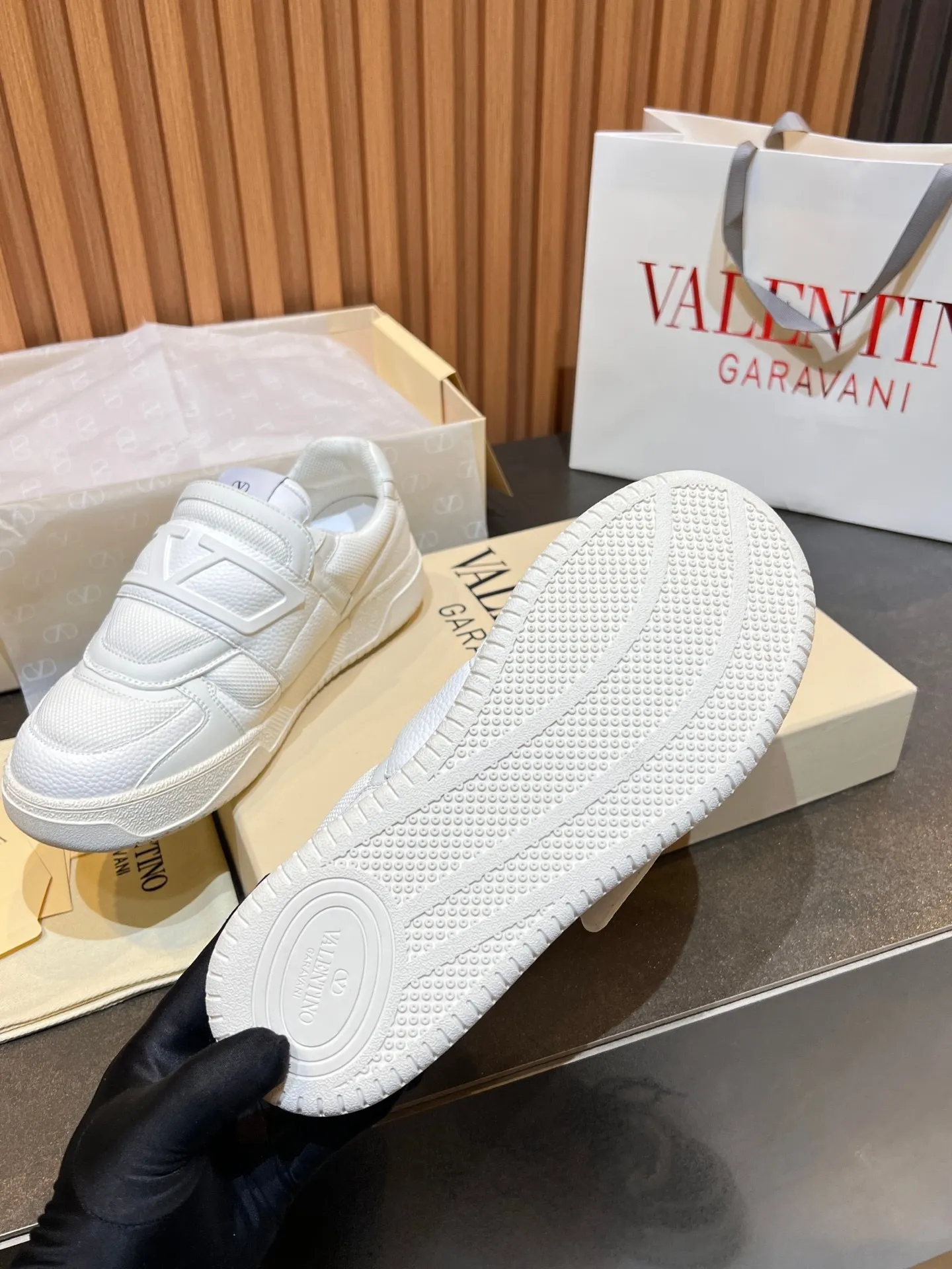 Men's men's shoes 💰760 VLTN Valentin 𝑶𝒏𝒆𝑺𝒕𝒖𝒅 Couple's sneaker series Valentino 2025 new couple's sneakers are on sale. The original ZP purchased and disassembled. Repeated pattern making and modification. The strength must be restored one to one! Top luxury masterpiece Velcro design Soft and comfortable imported calfskin 🧧brings excellent and elegant texture and excellent on-foot comfort Top purchasing version upper: imported calfskin surface/original oil edge craftsmanship Inner: water-dyed cowhide lining Outsole: original development 𝐓𝐏𝐔 two-color combination outsole Packaging: original configuration complete package Code number: 35-46 (45 46 customized)
